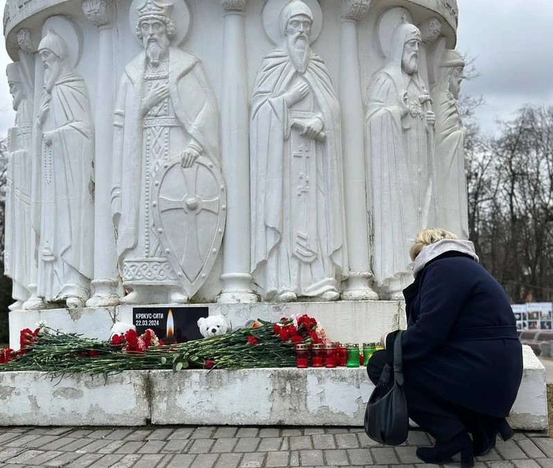 Жители Пскова возлагают цветы и приносят игрушки.